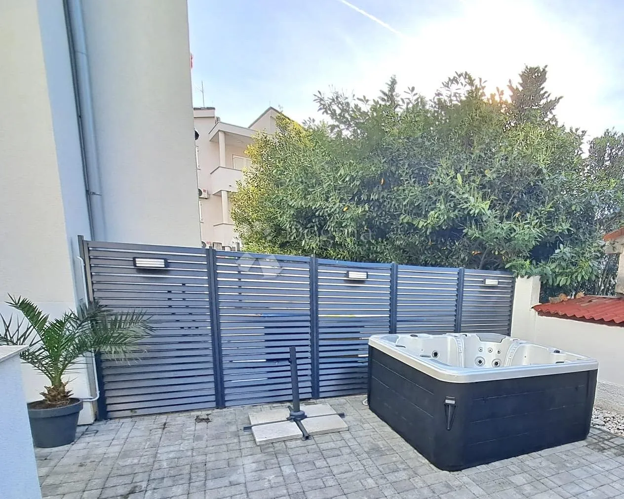 impresivni stan s dvije terase, jacuzzijem i parkirnim mjestom - slika 9