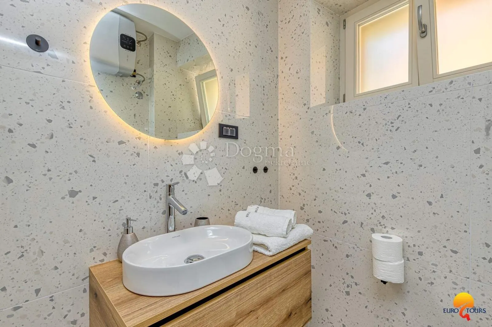 očaravajuća apartmanska kuća u samom centru vrsara - slika 29