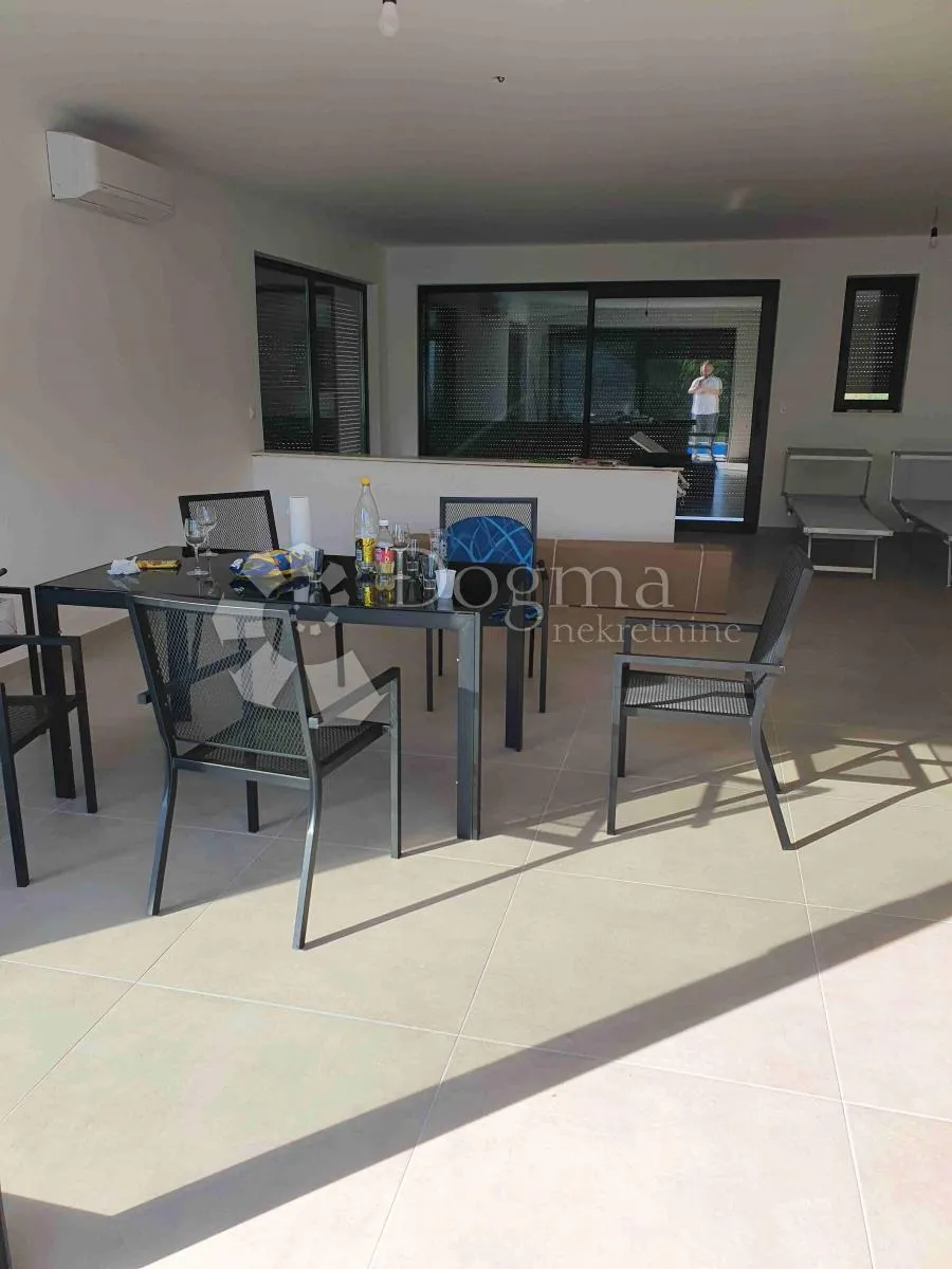 vila sa 4 apartmana, 2 bazena, 200 metara od mora - slika 15