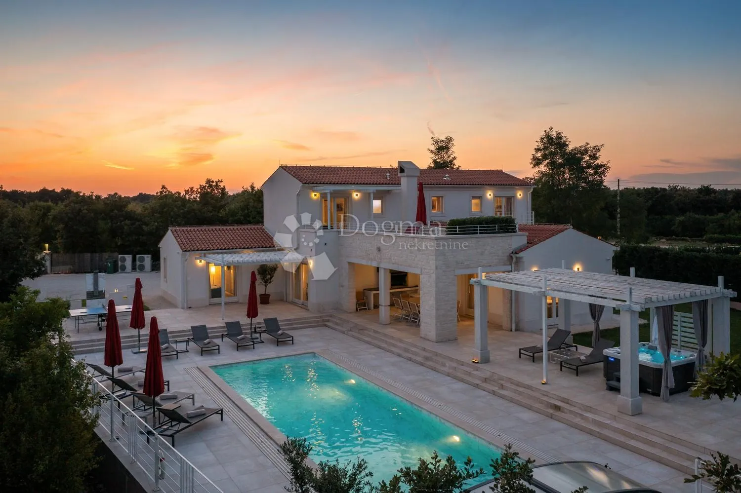 prostrana villa s bazenom i sadržajima na rubu sela - slika 36