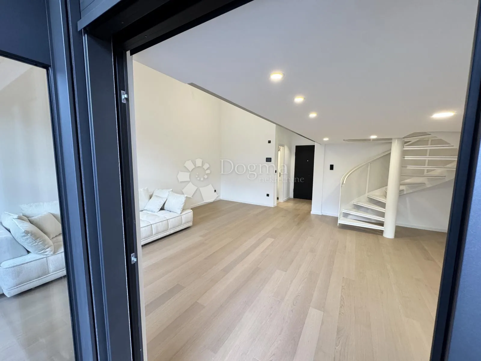 top lokacija! stan s galerijom + parking trešnjevka - slika 16
