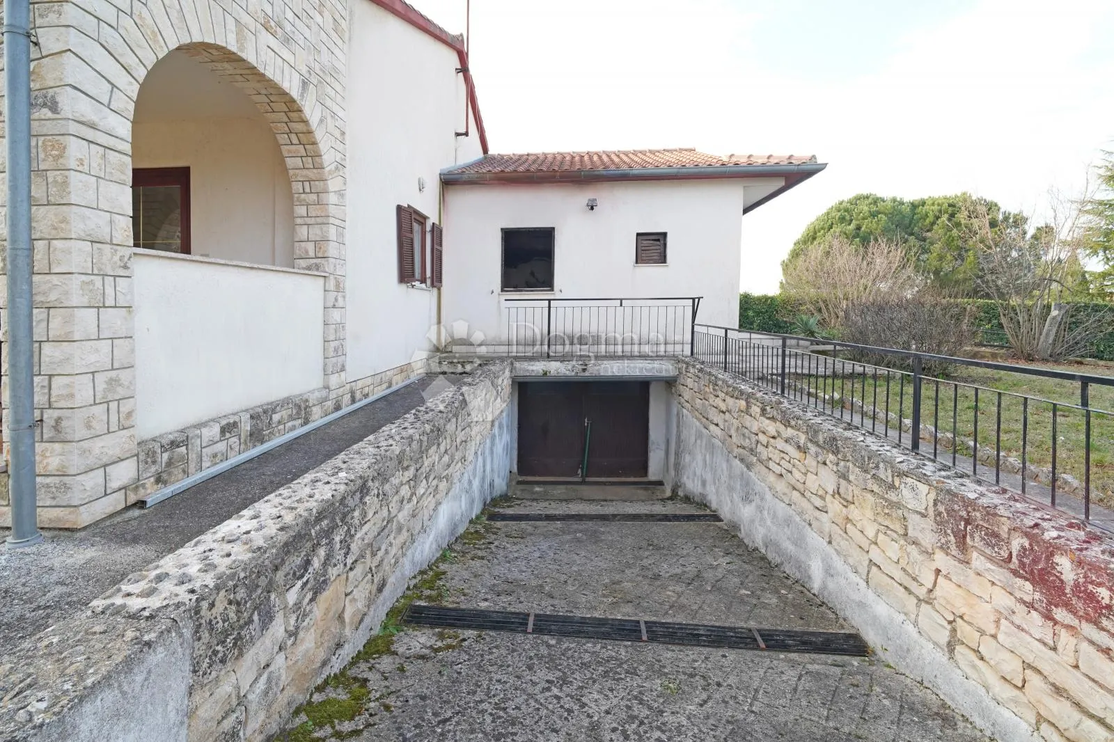 prostrana samostojeća kuća sa velikom okućnicom - slika 5