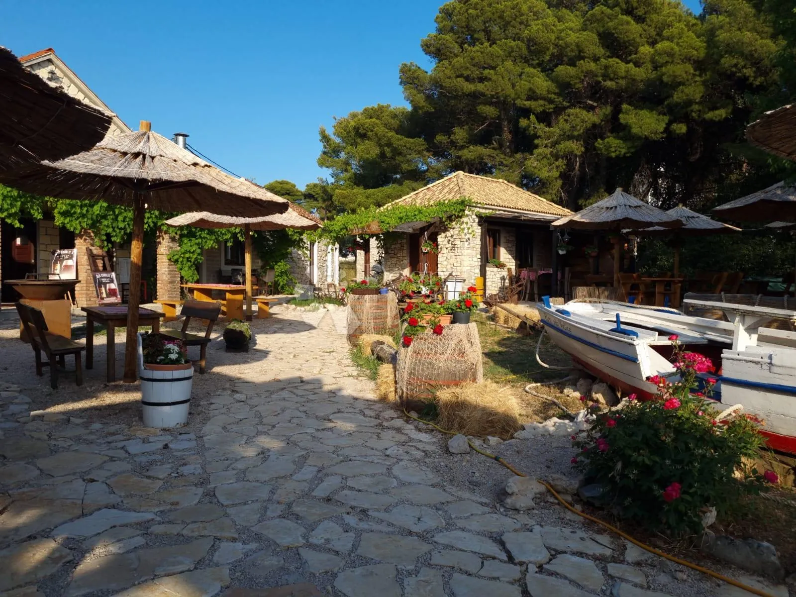 'etno selo', prvi red do mora, uz plažu – idealna prilika za turistički i ugostiteljski biznis - slika 2