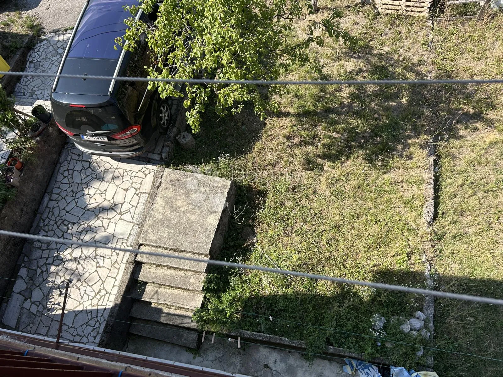 marinići kuća sa tri stana i garaža - slika 9
