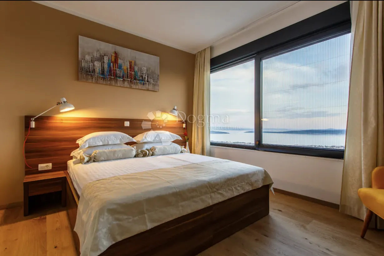 luksuzna vila s panoramskim pogledom i potpunom privatnošću u kaštelima - slika 24
