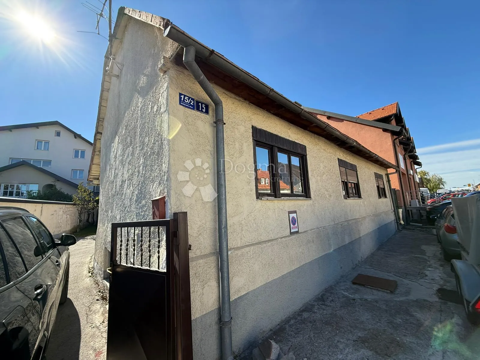 dvije kuće sa gospodarskim objektom na atraktivnoj lokaciji - gospić centar - slika 2