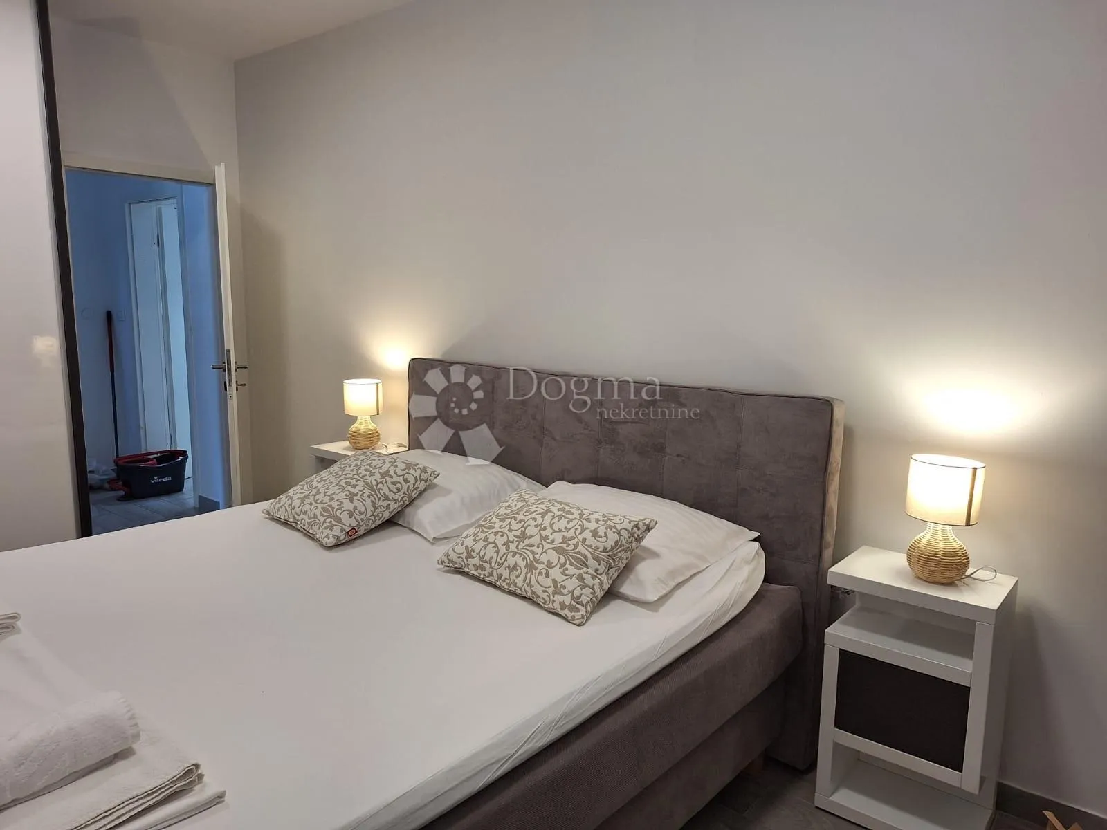 prostrana kuća u centru jezera, murter, 550 m2 - slika 16