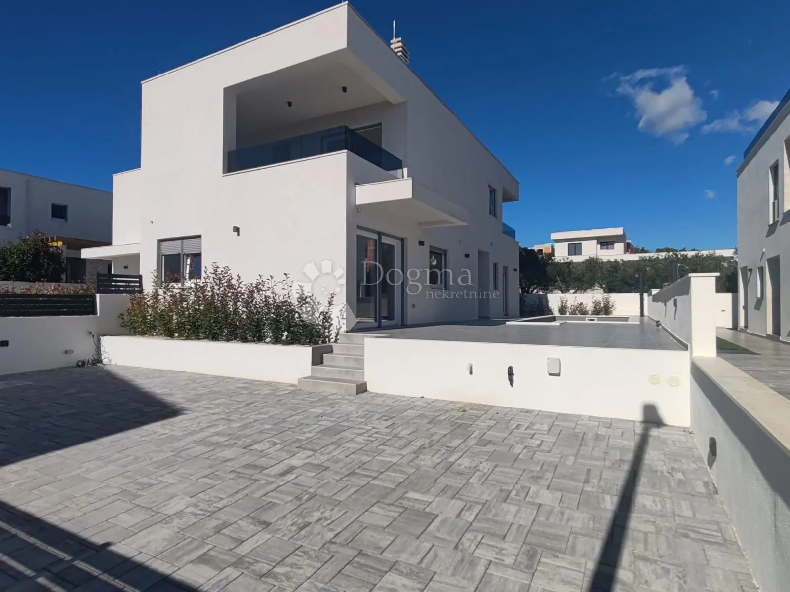 vodice - novoizgrađena, atraktivna kuća s bazenom - slika 1