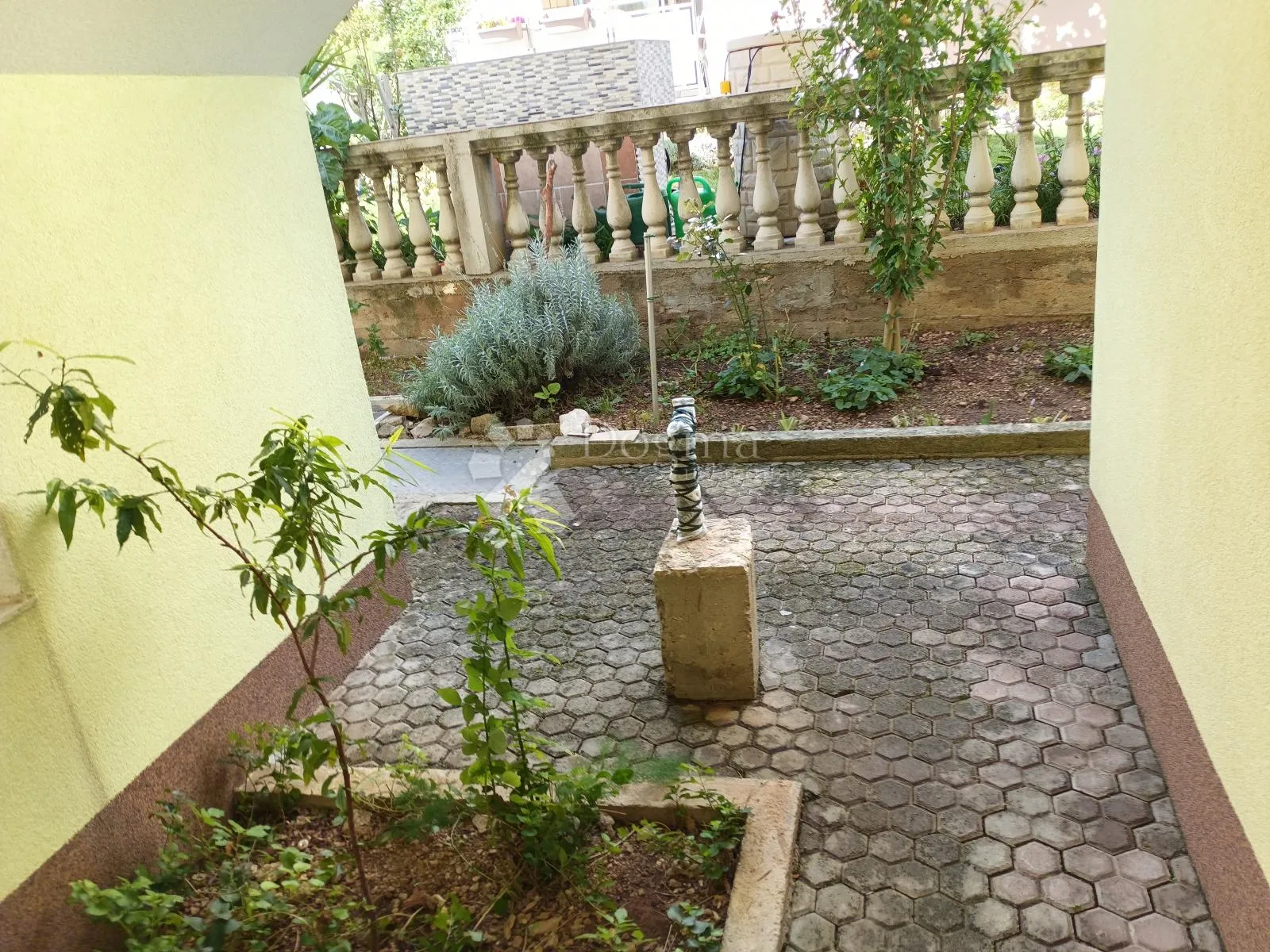 vodice prekrasna kuća sa 9 apartmana 100 metara od mora - slika 13