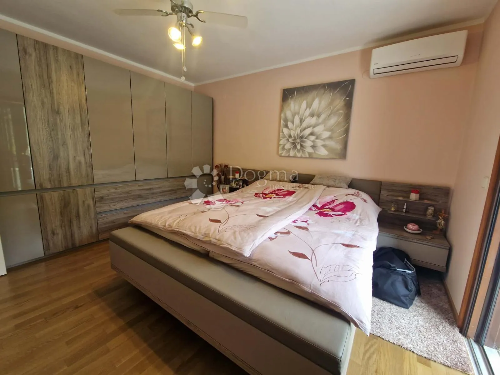 kuća s 4 apartmana - drugi red od mora - slika 17