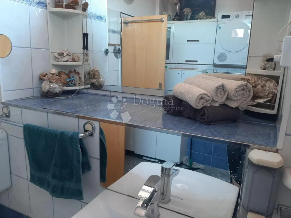 interesantan trosoban stan na atraktivnoj lokaciji - slika 5