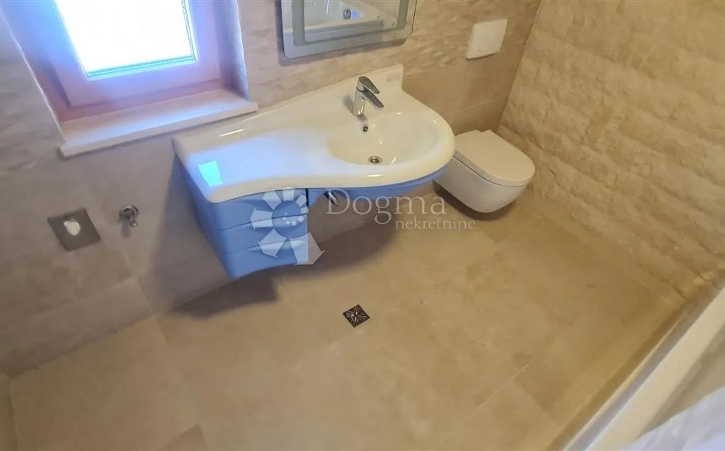 luksuzan apartman pored mora u povljani - slika 16