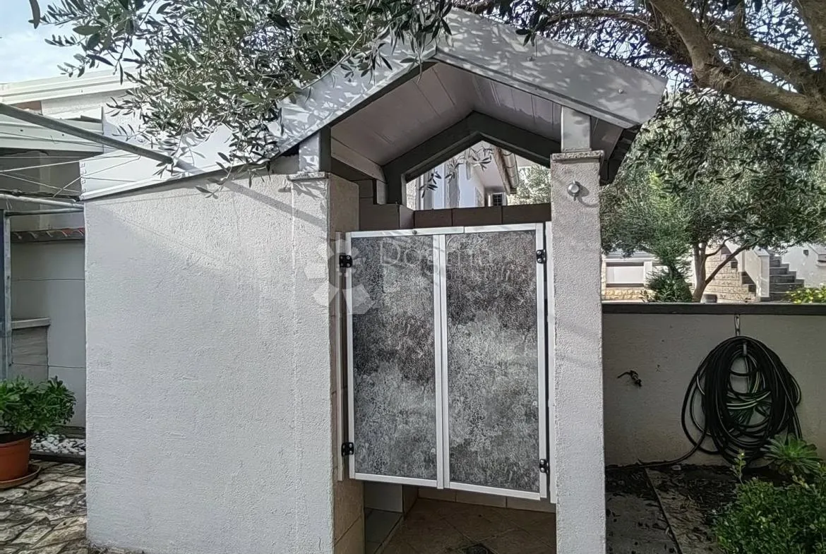 prodaje se apartmanska kuća na otoku viru!! - slika 12