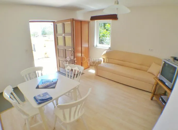 apartmanska kuća s bazenom na frekventnoj lokaciji! - slika 13