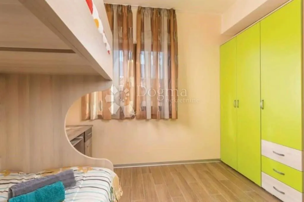 luksuzna kuća sa 4 stana 200 m od mora - slika 25