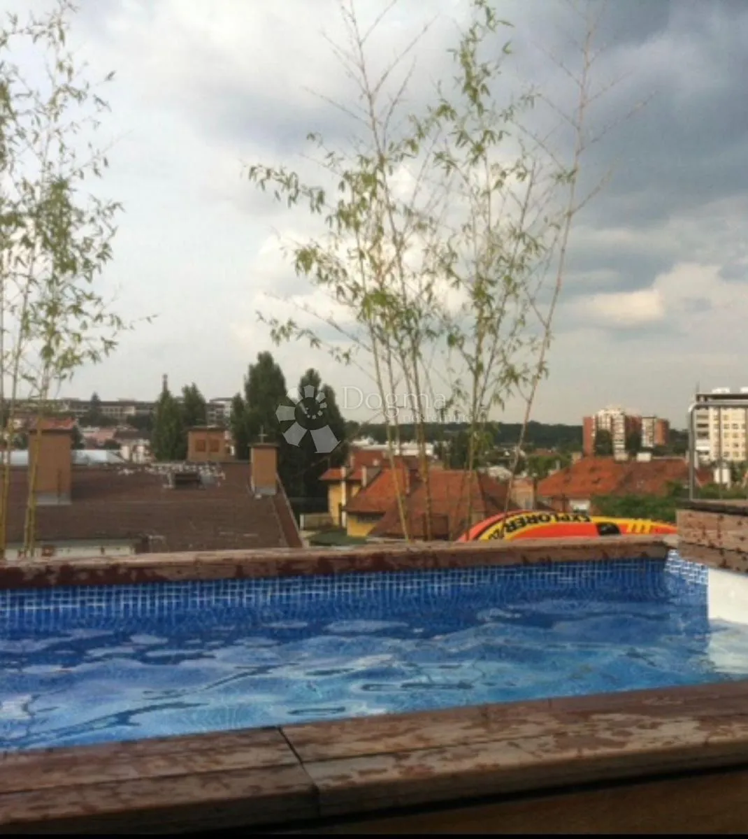 luksuzni troetažni penthouse sa terasom i bazenom - slika 14
