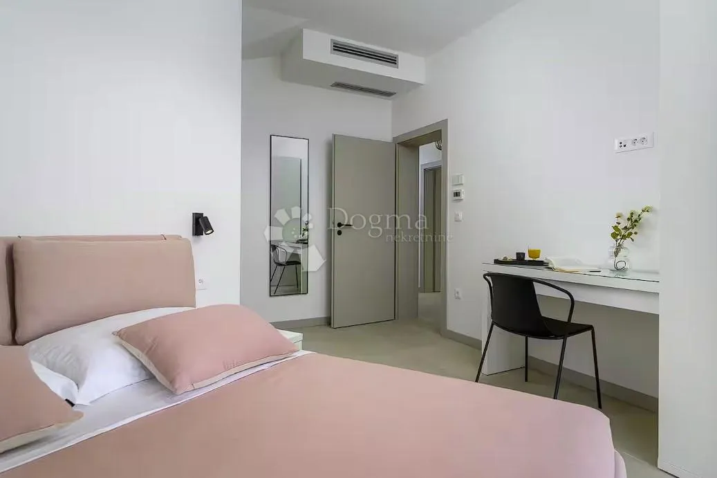 luksuzna vila s pogledom na more, bazenom i 4 spavaće sobe - slika 28