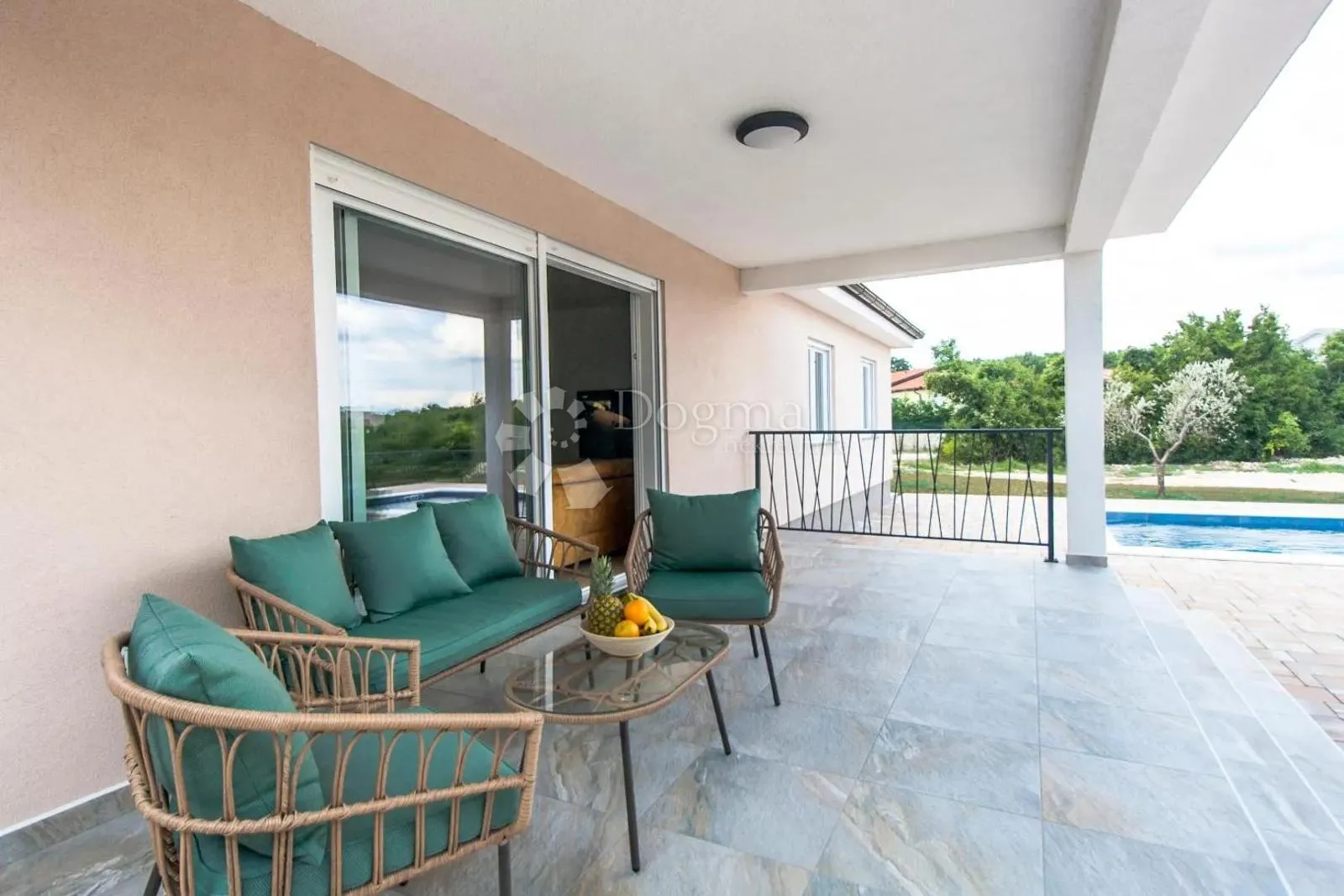 villa sa bazenom, konobom i 3800m2 okućnice - slika 32