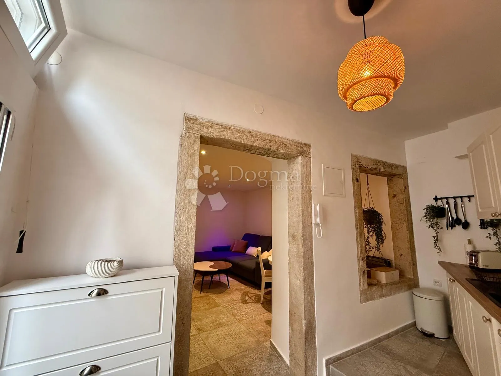rustikalni studio apartman koji osvaja na prvi pogled – spoj topline, elegancije i mediteranskog šarma - slika 17