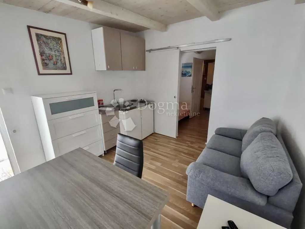 pula, kuća sa dvije stambene jedinice na mirnoj lokaciji - slika 9