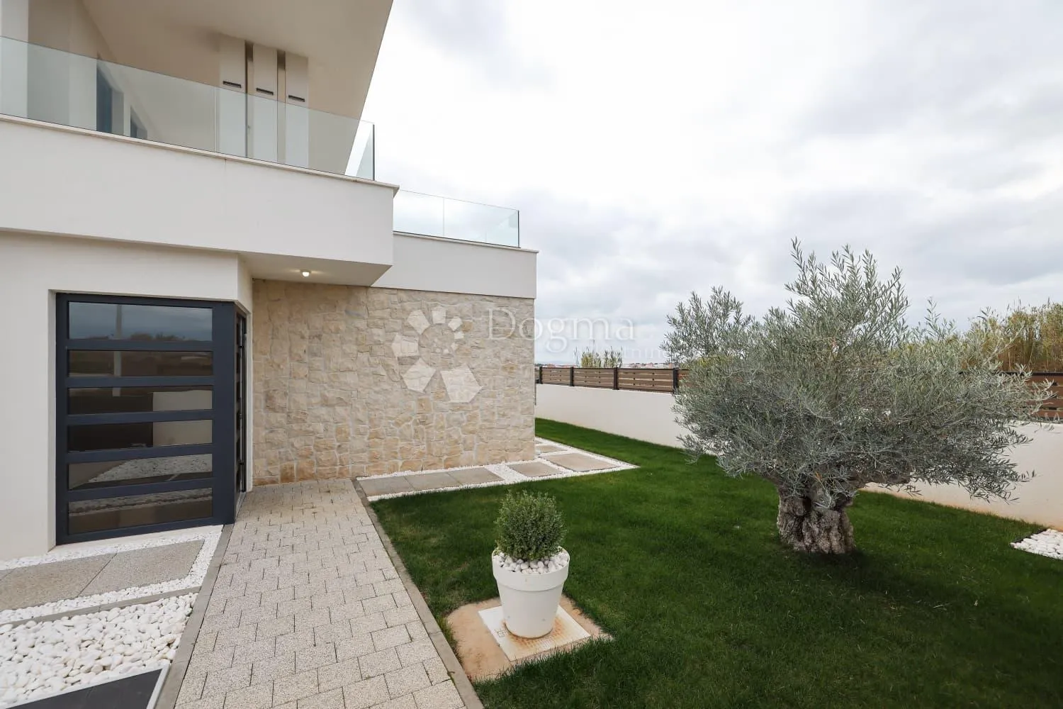 luksuzna vila u privlaci s pogledom na more i uređenim vrtom - slika 28