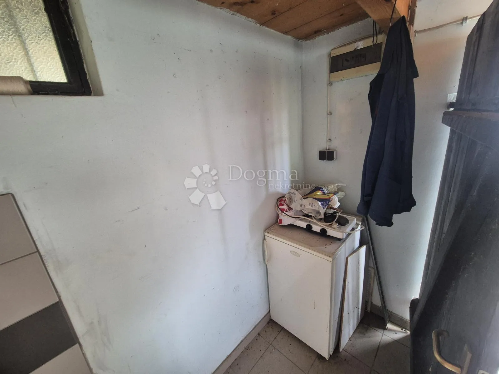 šarmantna vikendica sa voćnjakom i vinogradom na brijegu okruženom dvorcima - slika 9