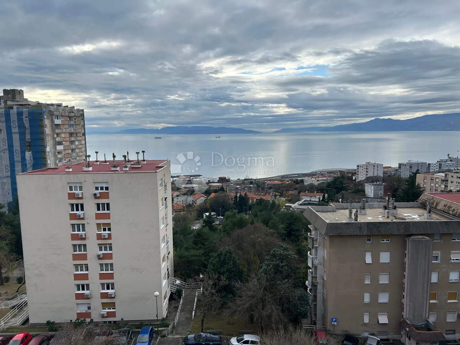 odličan obiteljski stan sa otvorenim pogledom - slika 12