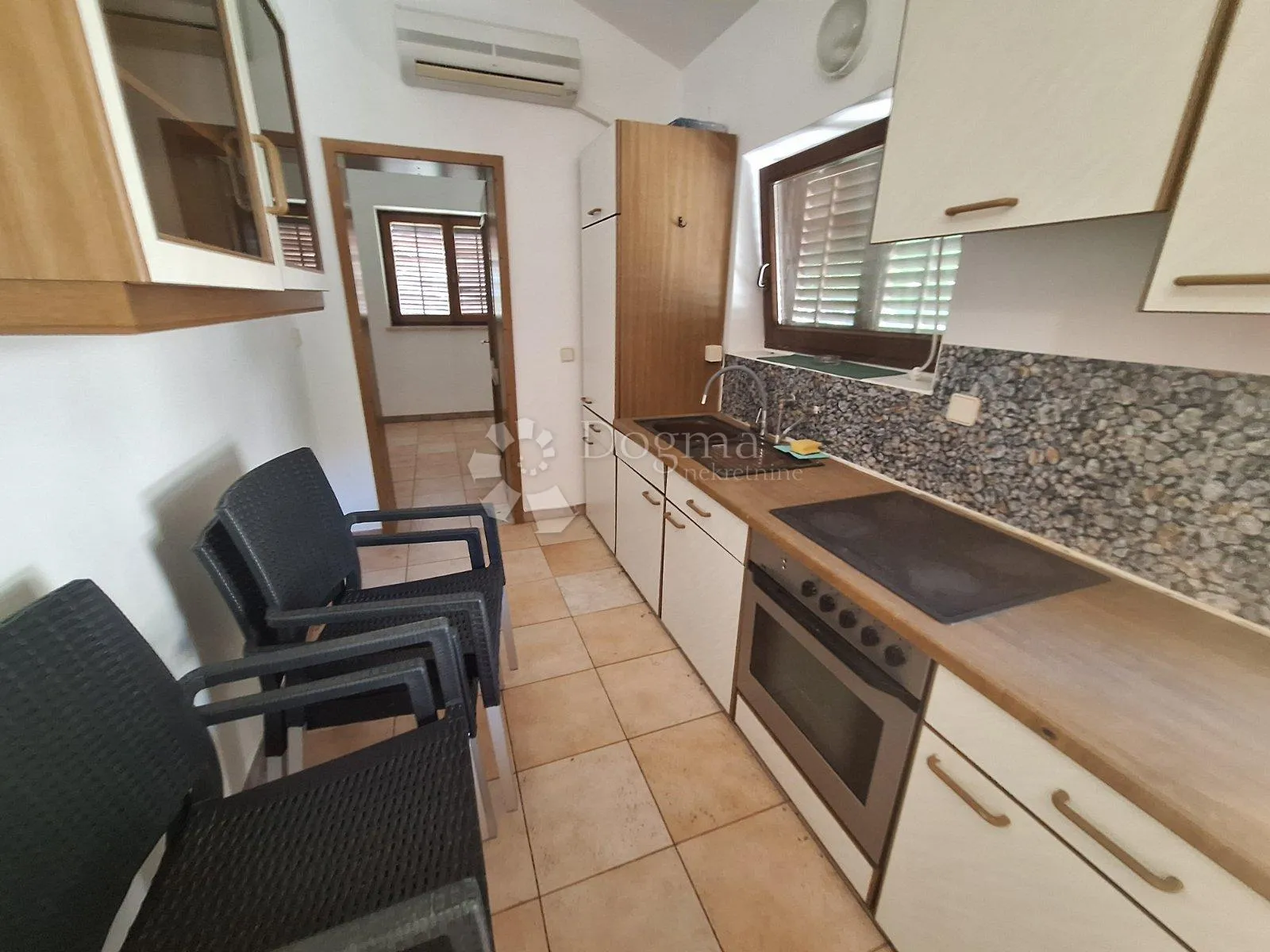 samostojeća kuća sa 3 apartmana - slika 3