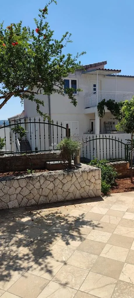 kuća s 4 apartmana - marina - slika 4