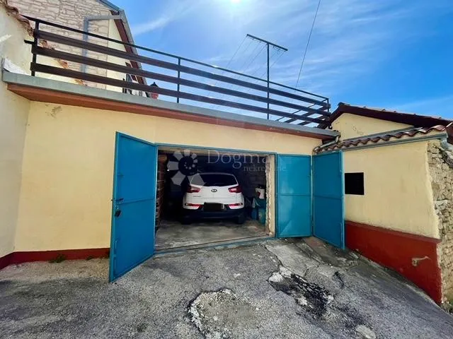kuća, s restoranom u prizemlju, u centru buja - slika 41
