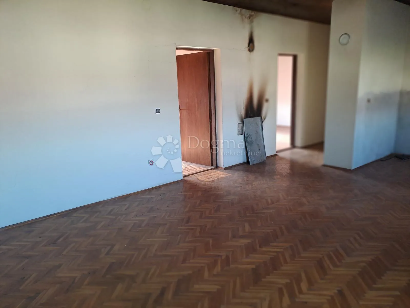 velika kuća na odličnoj lokaciji - slika 13