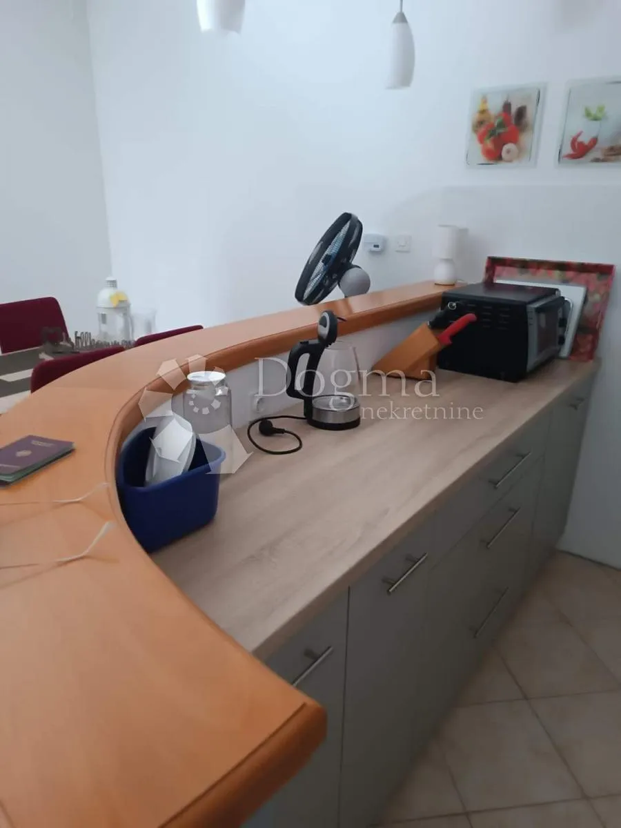 samo kod nas!! lijepo uređeni apartman sa terasom u barbatu - slika 12