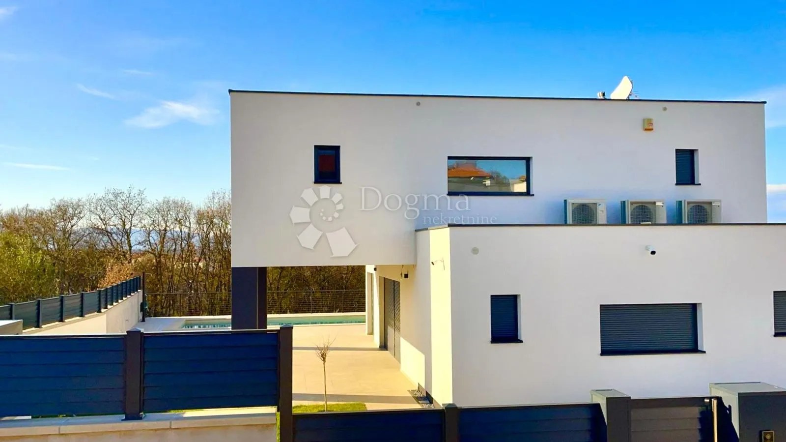 prestižna vila s bazenom i visokim standardom stanovanja - slika 3