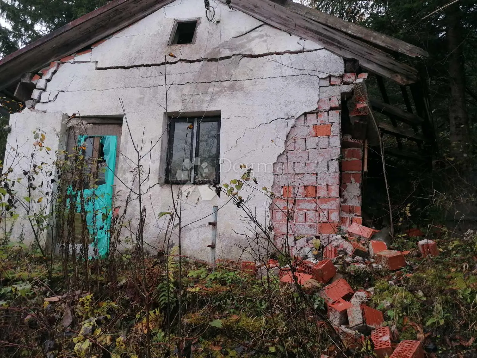 gorski kotar moravice - lijepo osunčano zemljište sa ucrtanom ruševinom - slika 5