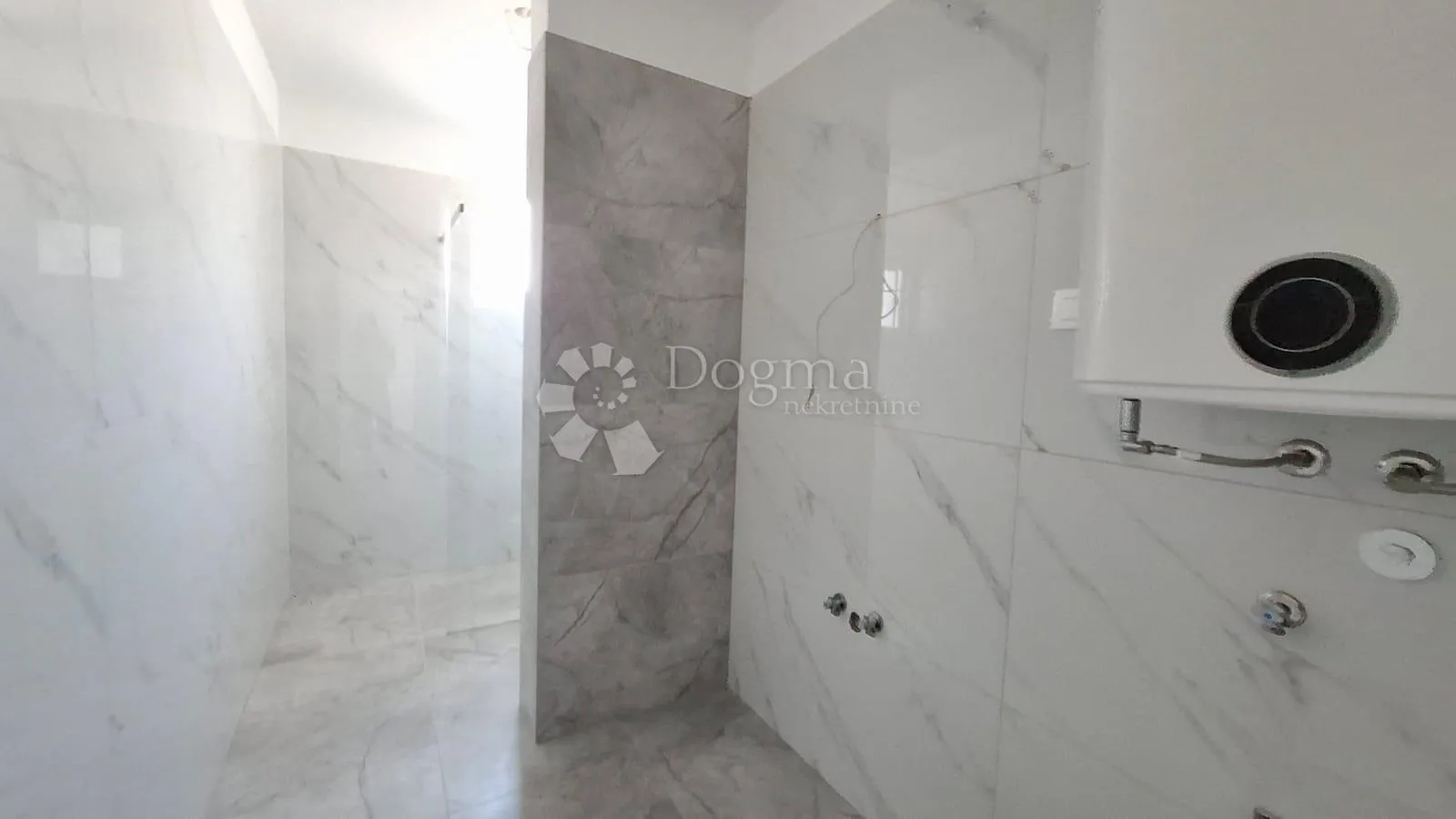 penthouse sa 3ss+db i krovnom terasom 800m od mora - slika 14