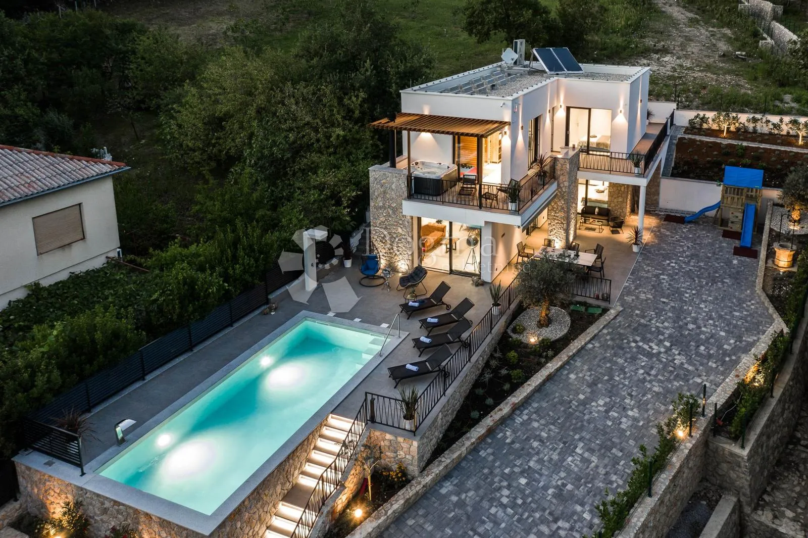 luksuzna vila u mirnom okruženju - slika 3