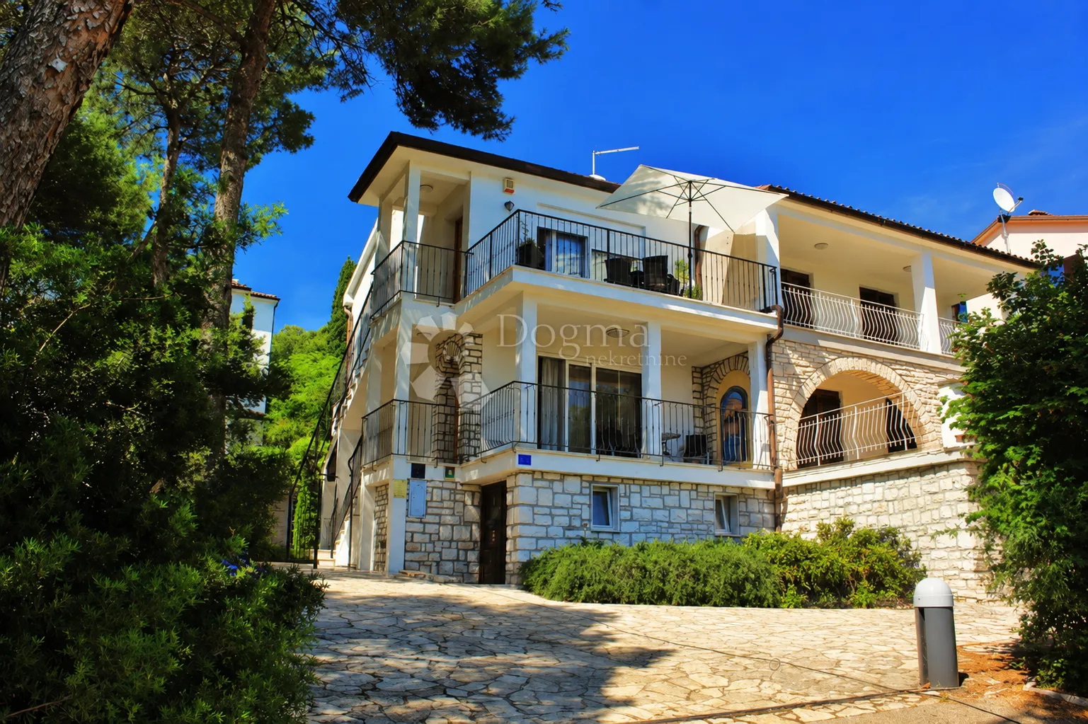 Rovinj – kuća s dvije stambene jedinice s pogledom na more