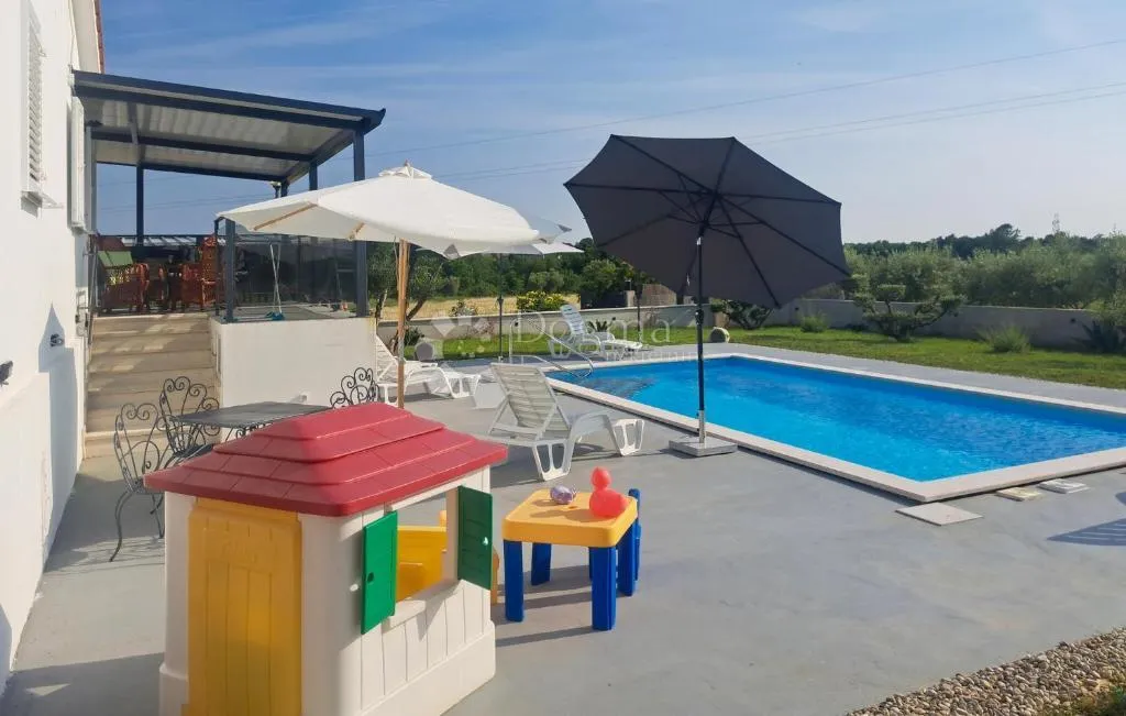 poreč okolica - moderna kuća s bazenom okružena prirodom - slika 25