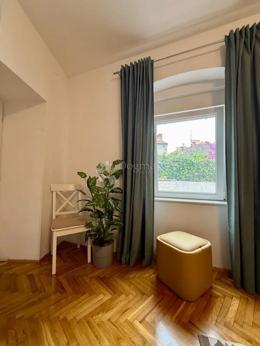 dva luksuzno renovirana apartmana rustikalnog šarma – vrhunska investicija u srcu pule - slika 14