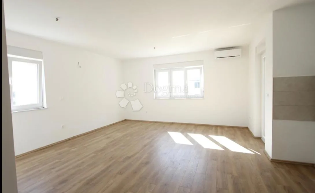 kuća u vodicama s dva odvojena stana 256 m2 - slika 9