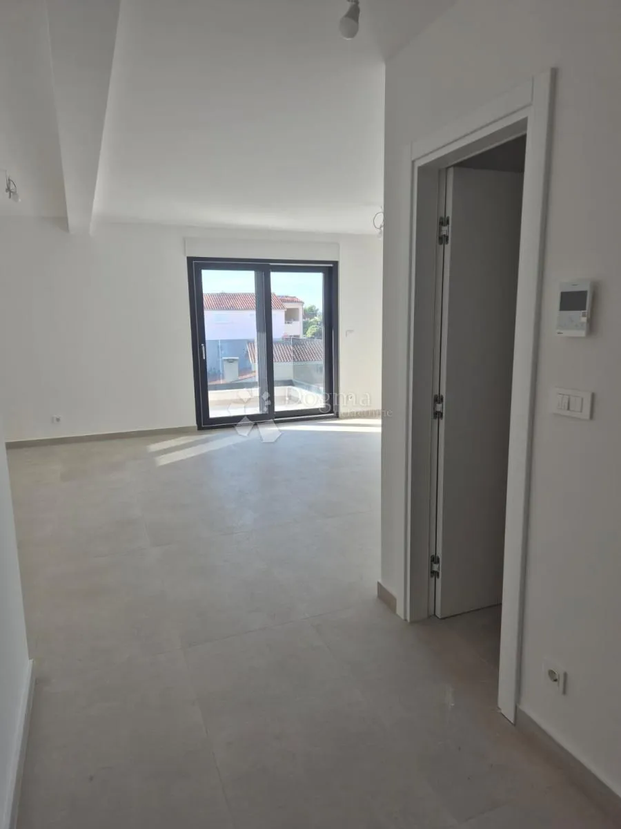 novogradnja – moderan stan (s10) s balkonom i pogledom na more, manje od 150 m od plaže – okrug gornji - slika 5