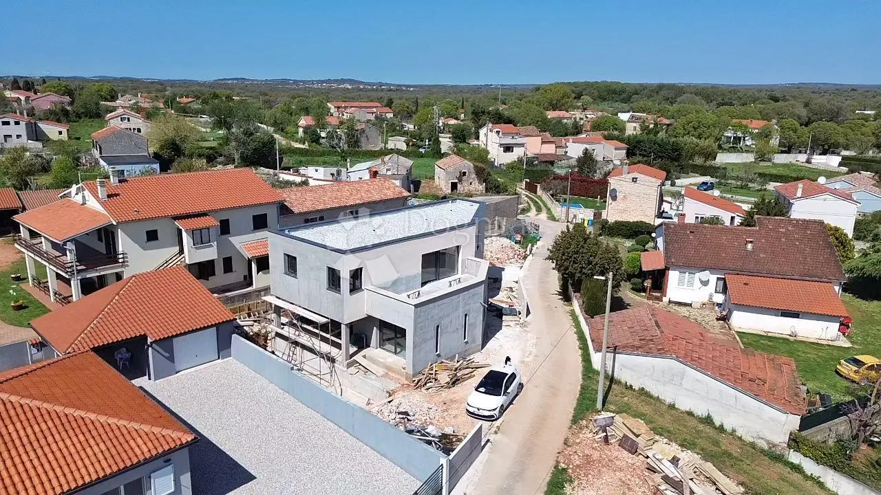 atraktivna vila u šišanu s dva odvojena stana i bazenom, blizina mora - slika 11