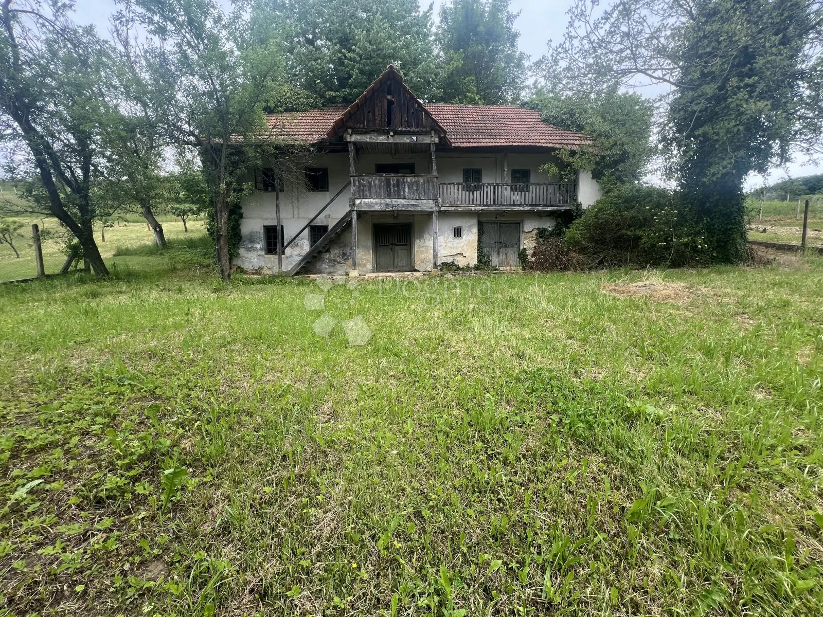 Građevinsko zemljište 1.600 m2 sa starom kućom za rušenje - okolica Bedekovčine - Bedekovčina