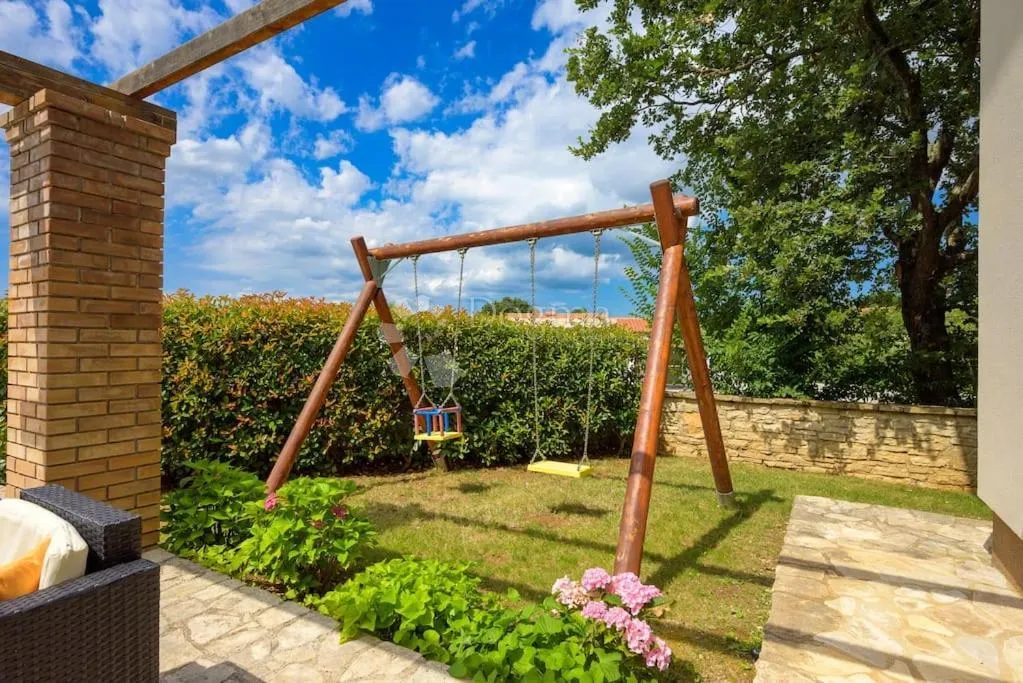 bale - prostrana vila s prekrasnom okućnicom - slika 22