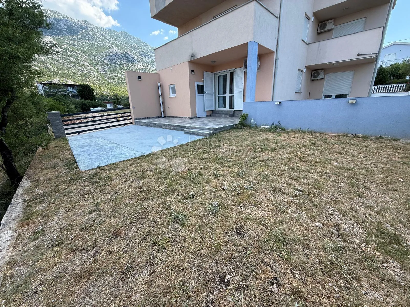 prostran moderan apartman velike terase 200 m od mora - slika 34