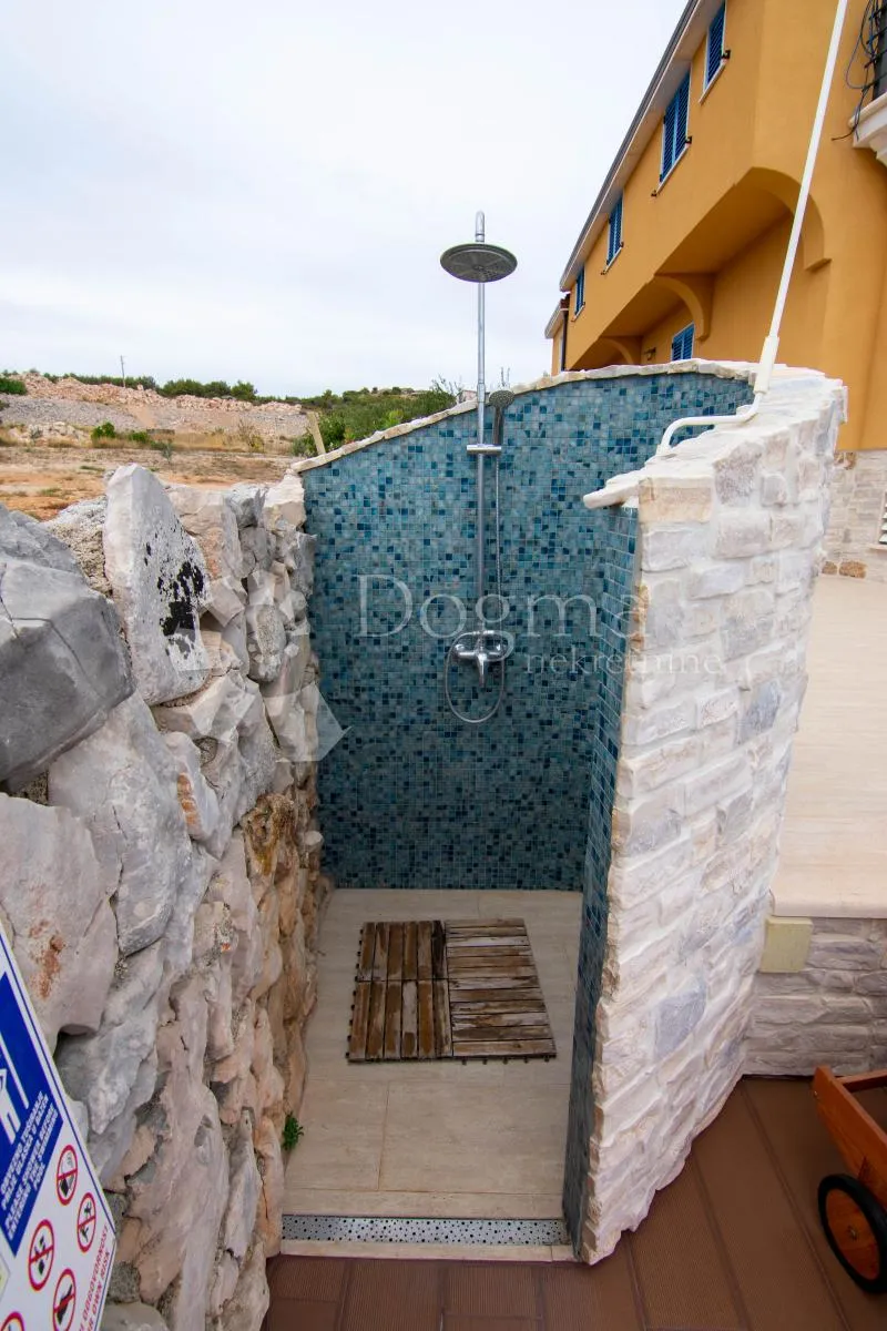 brodarica- mediteranska villa s bazenom i pogledom - slika 40