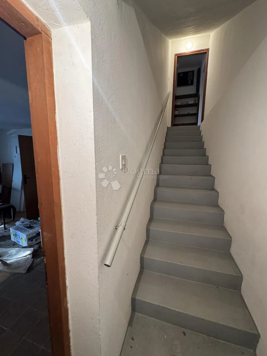 stan u kući za kompletnu renovaciju - slika 3