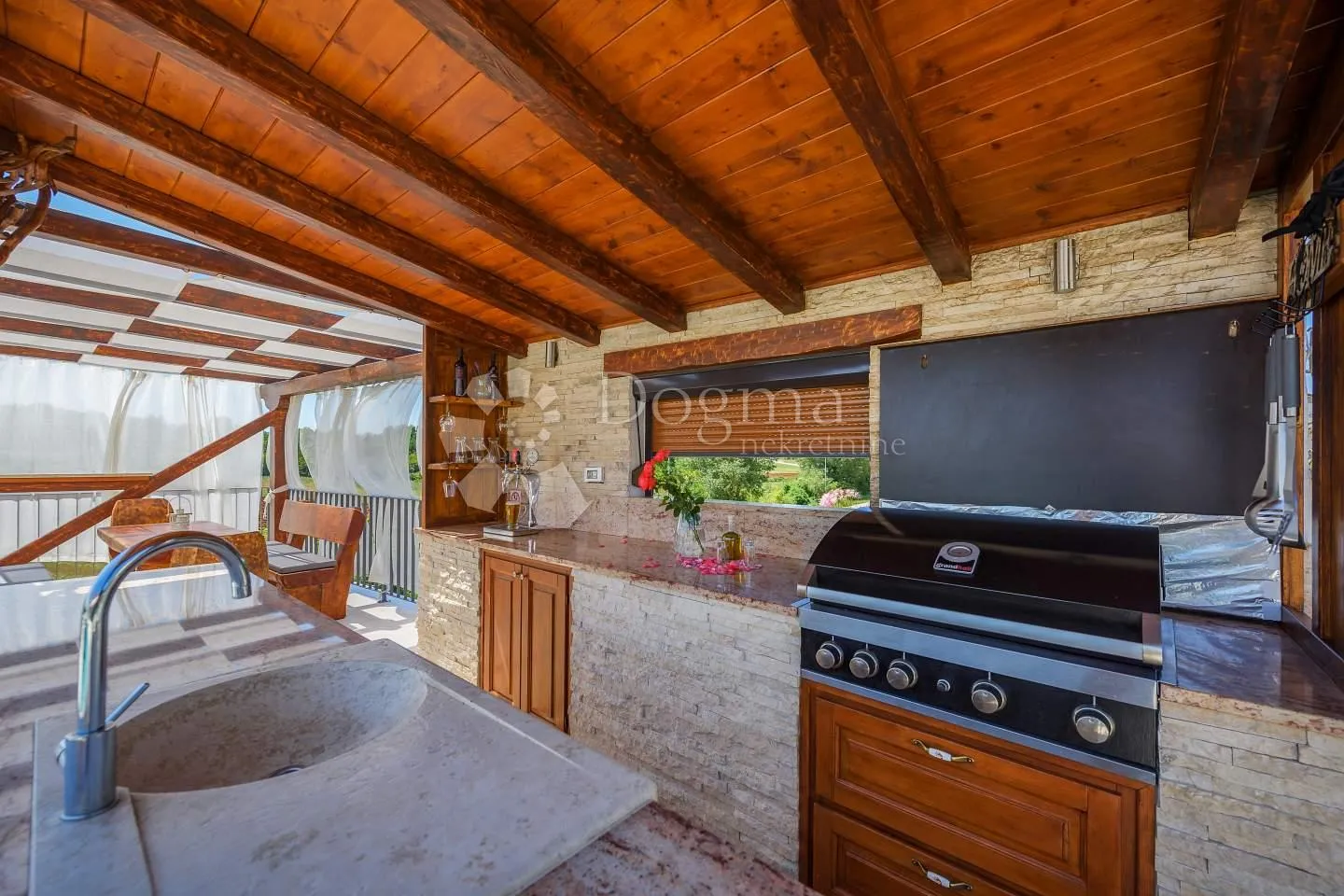 villa na rubu sela nedaleko mora - slika 24