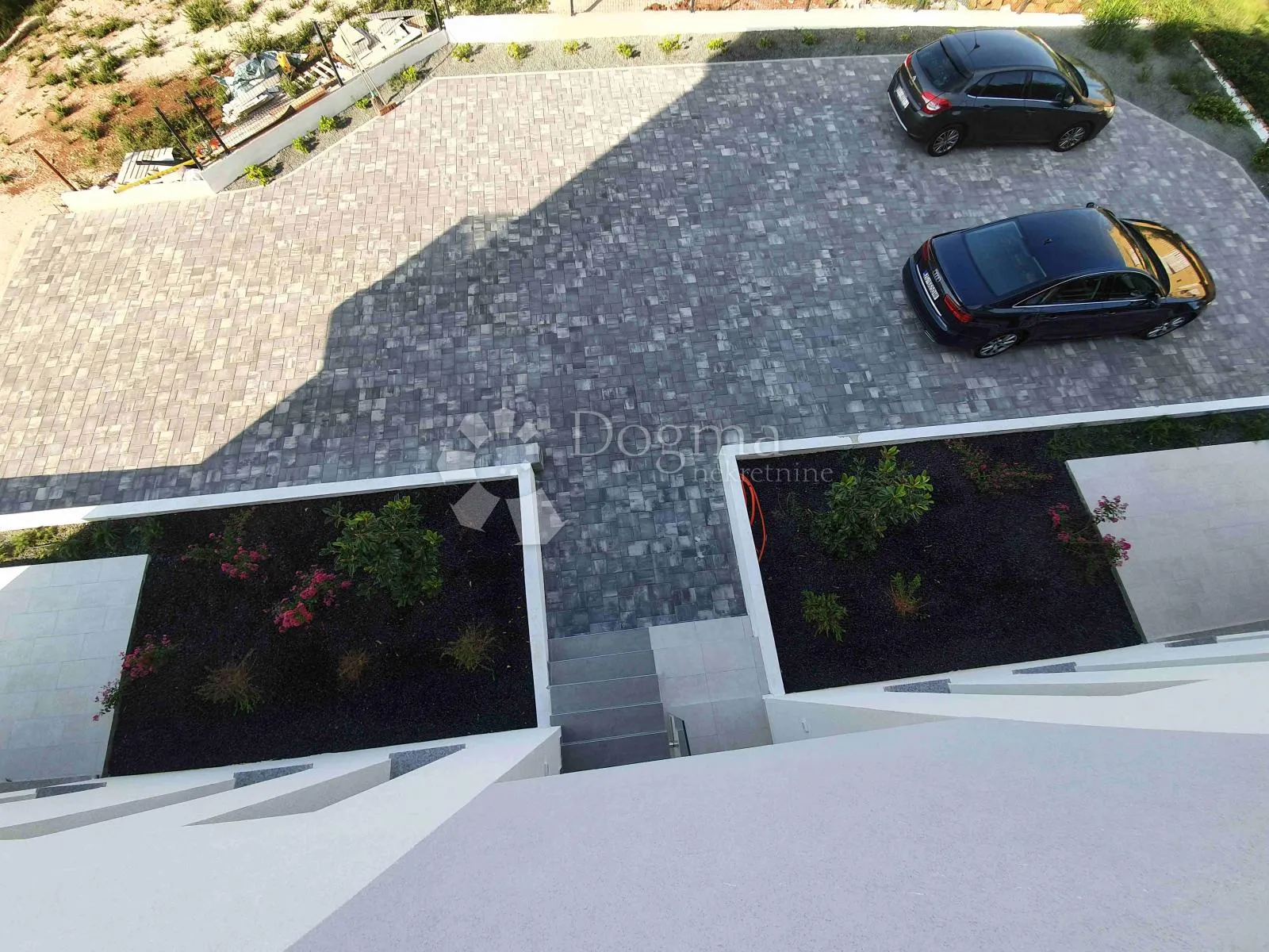 vila sa 4 apartmana, 2 bazena, 200 metara od mora - slika 33