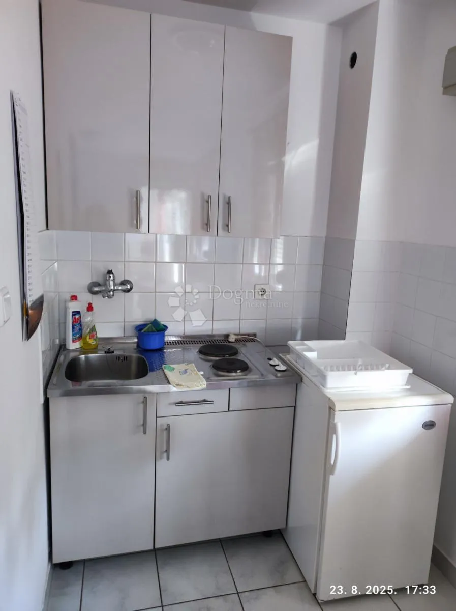 objekt sa tri zasebna apartmana, tražena lokacija kraj mora - slika 28